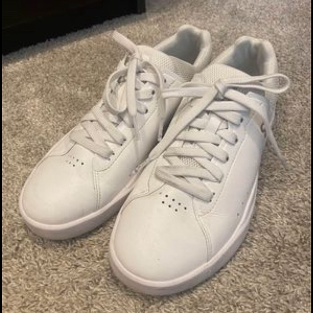ON Roger tennis shoes size women’s 7 in white.
